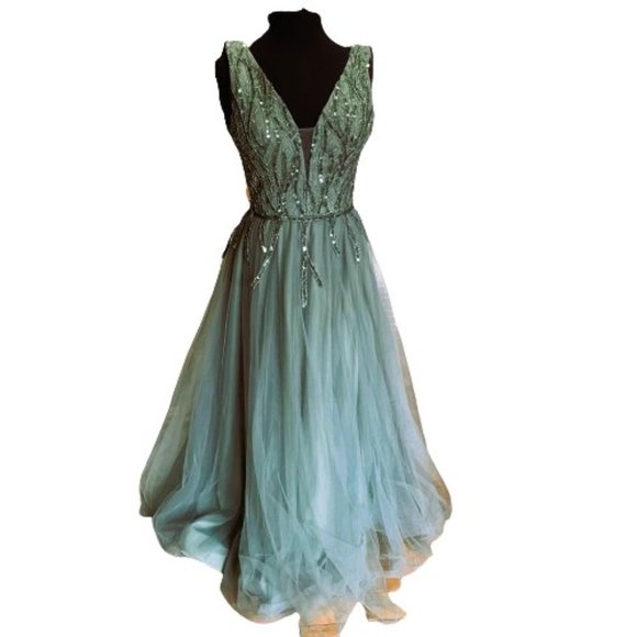 Beautiful formal full length gown - Picture 1 of 6